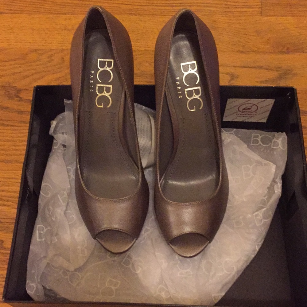 Peep toe pump